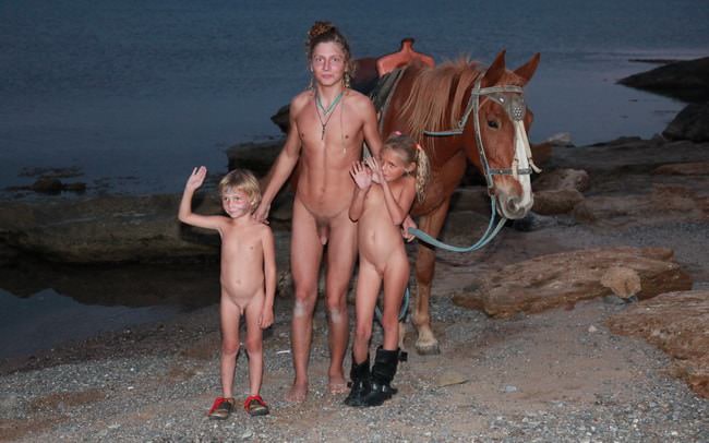 Family nudism on the sea at night photo pure naturism [Naturism Archiv]