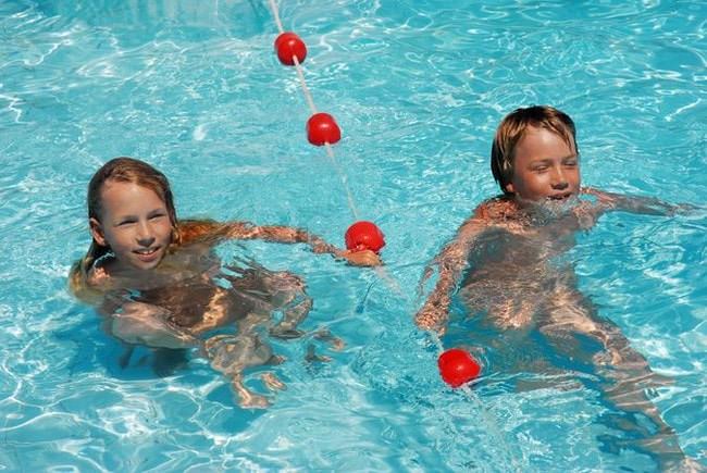 Photo naked naturists with children in the pool [Naturism Archiv]